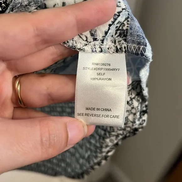 DR2 Loose Fit Blue and White Paisley Blouse 💚 - Picture 8 of 12